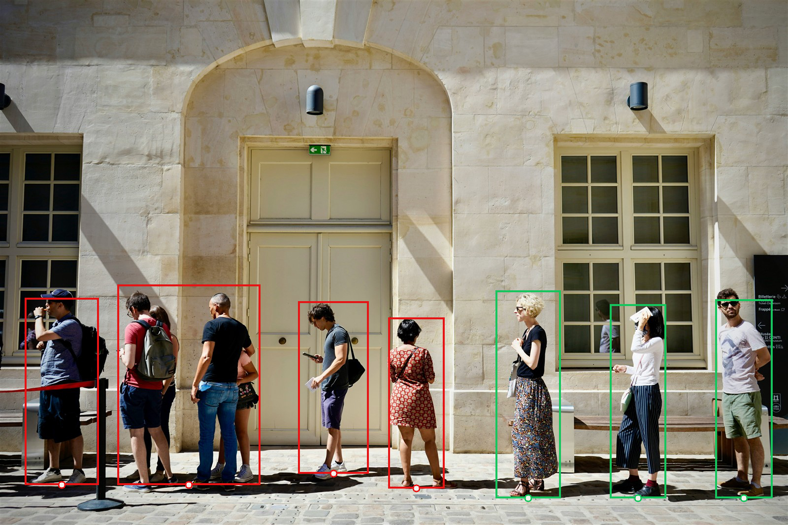 Queue — Monitors line length, slow service, cashier absence.